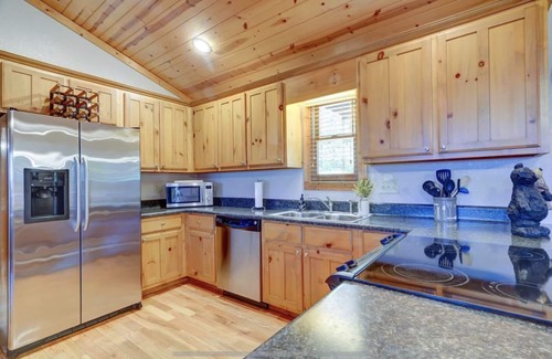 Murphy Cabin | Endless View Mountain Cabin with Hot Tub & 180° Long Range Views
