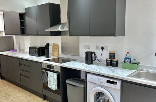 Southbury House | Enfield's Hidden Gem with WIFI + Parking + Garden