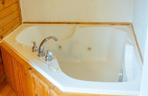 Candler Hotel | Engadine Inn and Cabins