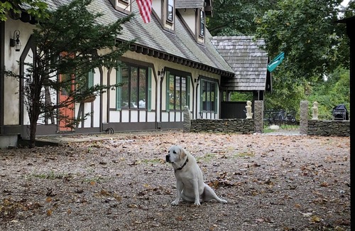 Gloucester House | English Tudor Manor-Walk To Beach
