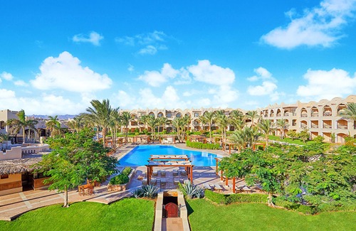 Makadi Bay Hotel | Enjoy 4 Family Rooms with Outdoor Pool | Close to Makadi Water World Aqua Park