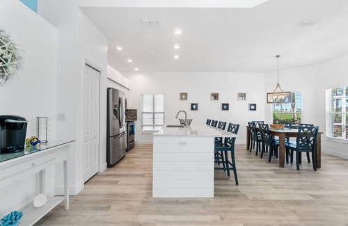 Falcons Glen House | Enjoy a beautiful, pool home on the golf course in Lely Resort