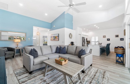 Falcons Glen House | Enjoy a beautiful, pool home on the golf course in Lely Resort