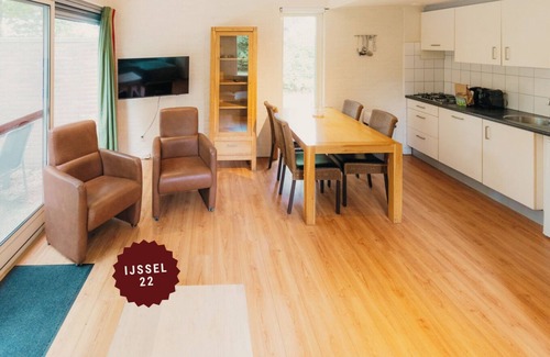 Nieuw Heeten House | Enjoy a comfortable stay in the IJssel Comfort bungalow for 4 people at Vakantiepark de Sallandshoeve, surrounded by the beauty of Overijssels Salland nature.