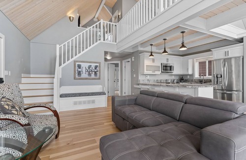 Central Okanagan Cottage | ENJOY A FAMILY SUMMER HOLIDAY-HOT TUB OPEN ON WEEKENDS/3 DECKS/VIEWS-PRIVATE!