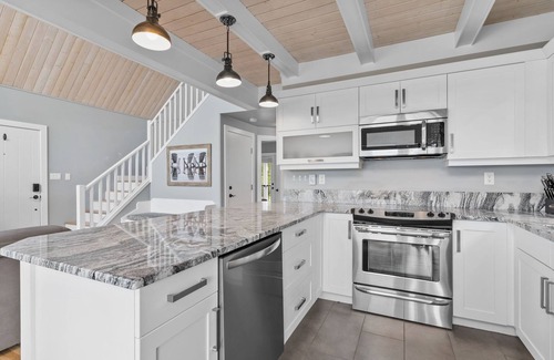Central Okanagan Cottage | ENJOY A FAMILY SUMMER HOLIDAY-HOT TUB OPEN ON WEEKENDS/3 DECKS/VIEWS-PRIVATE!