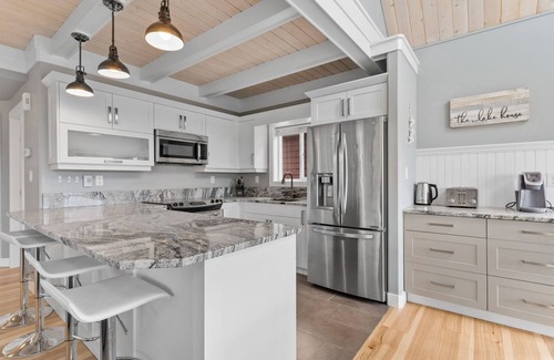 Central Okanagan Cottage | ENJOY A FAMILY SUMMER HOLIDAY-HOT TUB OPEN ON WEEKENDS/3 DECKS/VIEWS-PRIVATE!