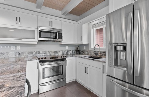 Central Okanagan Cottage | ENJOY A FAMILY SUMMER HOLIDAY-HOT TUB OPEN ON WEEKENDS/3 DECKS/VIEWS-PRIVATE!