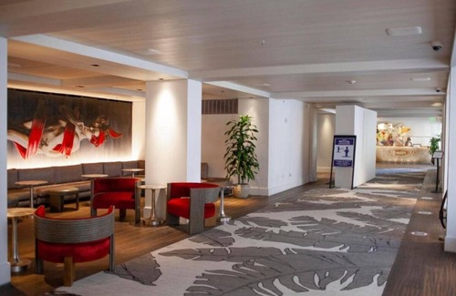 Waikiki Hotel | Enjoy a Hassle-Free and Suiting Stay! Outdoor Swimming Pool!
