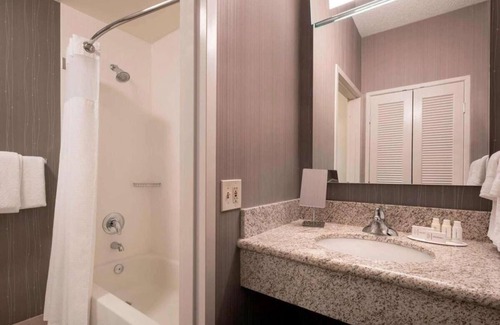 Tempe Hotel | Enjoy a Hassle-Free and Suiting Stay! Pets are Allowed, Outdoor Swimming Pool!