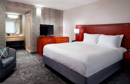 Home Park Hotel | Enjoy a Hassle-Free and Suiting Stay! Seasonal Outdoor Pool, Pets are Welcome!