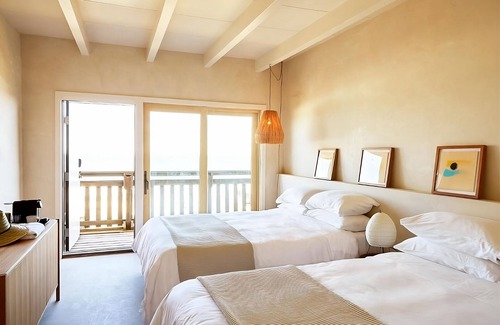 Montauk Hotel | Enjoy a Hassle-Free Stay! 2 Comfortable Units, Free Parking, Pool, Beachfront!