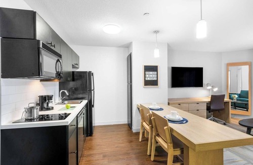 East Congress Hotel | Enjoy a Hassle-Free Stay! 4 Relaxing Units, Near Austin Museum of Art
