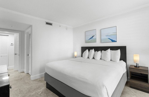 Coconut Grove Hotel | Enjoy a Hassle-Free Stay! 4 Convenient Units, Pool, Kitchen, Near Coco Walk