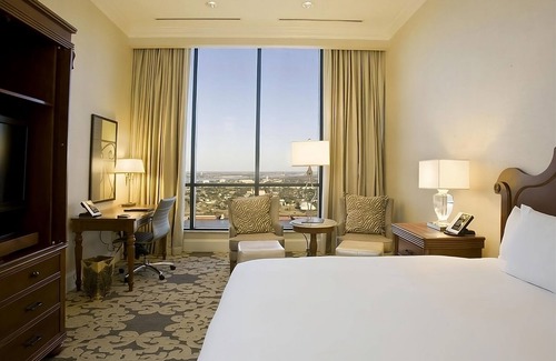 Central Business District House | Enjoy a Hassle-Free and Suiting Stay! Outdoor Swimming Pool, Parking!