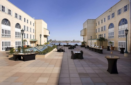 Central Business District House | Enjoy a Hassle-Free and Suiting Stay! Outdoor Swimming Pool, Parking!