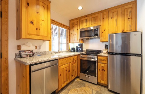Tahoya Shores Hotel | Enjoy a Hassle-Free Stay! Onsite Pool, Free Parking, Close to Agate Bay