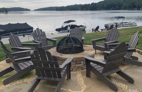 Lake Toxaway Condo | Enjoy a Lake Toxaway Escape at 3 bedroom lakefront condo.