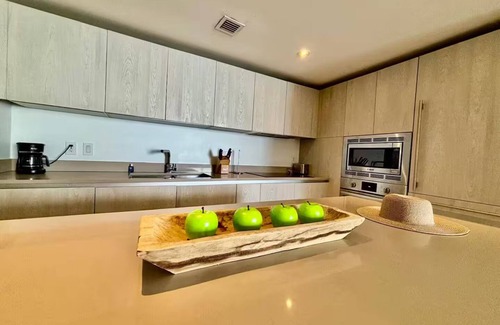 Hollywood South Central Beach Apartment | Enjoy a luxurious apartment on the beach!