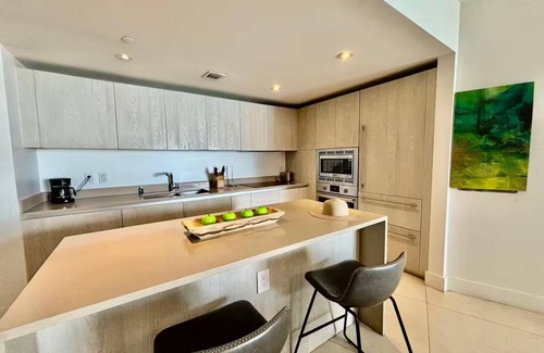 Hollywood South Central Beach Apartment | Enjoy a luxurious apartment on the beach!