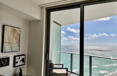 Hollywood South Central Beach Apartment | Enjoy a luxurious apartment on the beach!