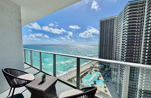 Hollywood South Central Beach Apartment | Enjoy a luxurious apartment on the beach!