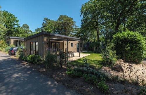 Municipality of Apeldoorn House | Enjoy a luxurious holiday home for 5 persons in the wooded nature of the Veluwe, complete with modern amenities, air conditioning, and a stylish pergola for optimal comfort.