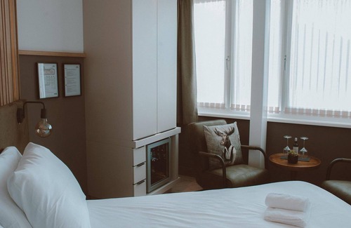 Voorthuizen Hotel | Enjoy a luxurious stay in a Comfort Hotel Room with air conditioning and stunning views of the Veluwe!