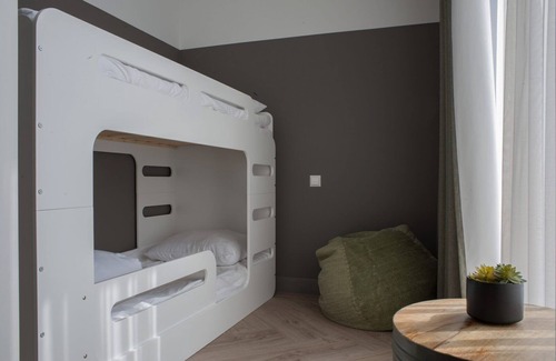 Voorthuizen Hotel | Enjoy a luxury family room for 4 people at De Boshoek Recreation Park, located in the heart of the Veluwe. Comfort, nature, and tranquility await!