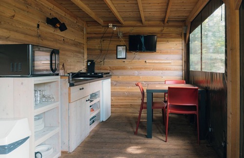 Nieuw Heeten House | Enjoy a luxury glamping experience in the Safaricottage XS for 4 people with private sanitation at Vakantiepark de Sallandshoeve, perfect for nature lovers and those seeking peace.