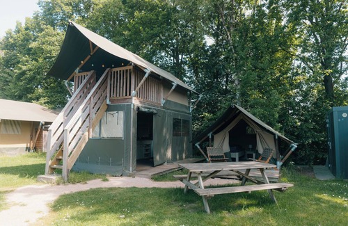 Nieuw Heeten House | Enjoy a luxury glamping experience in the Safaricottage XS for 4 people with private sanitation at Vakantiepark de Sallandshoeve, perfect for nature lovers and those seeking peace.