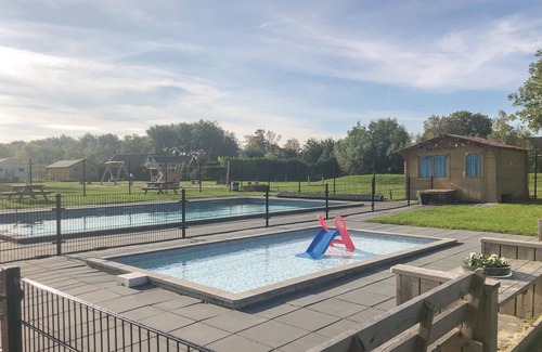 Tzummarum House | Enjoy a pleasant vacation in Friesland in this practically furnished chalet in Tzummarum.