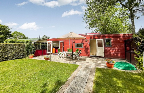 Tzummarum House | Enjoy a pleasant vacation in Friesland in this practically furnished chalet in Tzummarum.