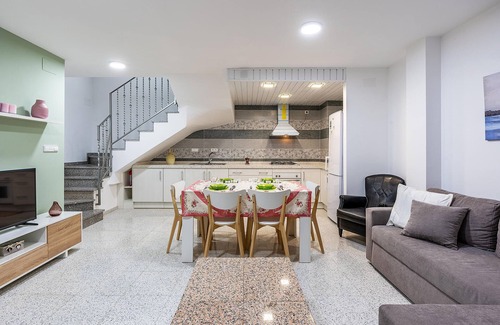 La Mamola House | Enjoy a relaxing vacation by the sea in southern Spain.