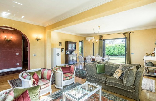 Brucoli House | Enjoy a relaxing vacation in this beautiful semi-detached house with sea view.