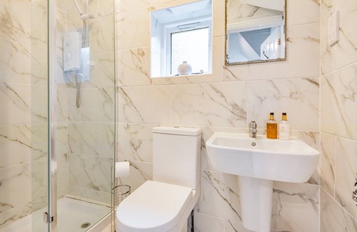 Melton Constable Cottage | Enjoy a romantic retreat which overlooks landscaped gardens.