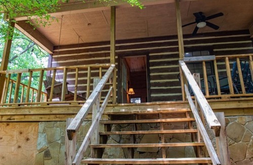 Lindale Cabin | Enjoy a Rustic Chic Cabin in East TX!