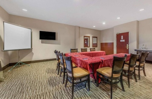 Castle Rock House | Enjoy a spacious suite near Castle Rock attractions!