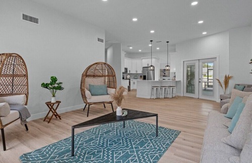 Plant City Villa | Enjoy a stylish experience at this chick and stylish pool house