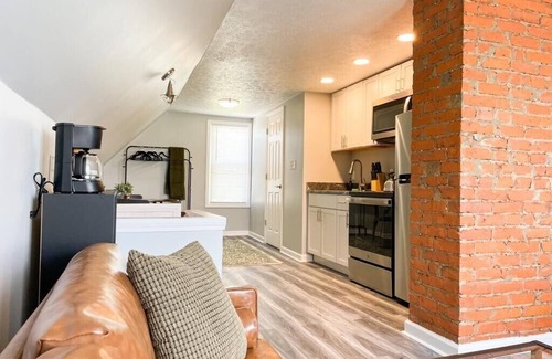 Cleveland Apartment | Enjoy a stylish experience at this centrally-located studio (third floor of a triplex)