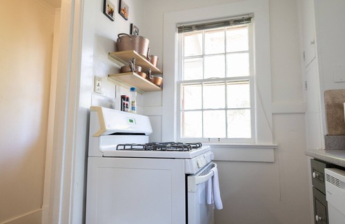 Oak Point Cottage | Enjoy a stylish experience at this centrally-located guest house DOWNTOWN!