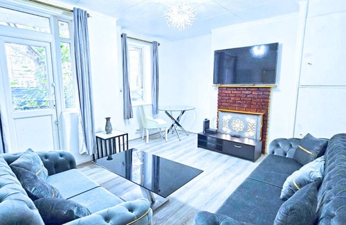 Harringay Apartment | Enjoy a stylish experience at this centrally-located modern apartment.