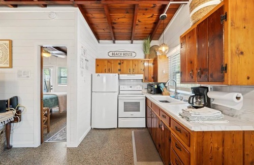 Port Canaveral Cottage | Enjoy a stylish experience at this centrally-located place