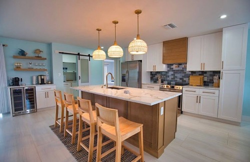 Punta Gorda House | Enjoy a tranquil vacation on expansive canal with passing boats and heated pool.