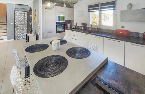 Nissan-lez-Enserune House | Enjoy a wonderful vacation in this comfortable vacation home with pool.