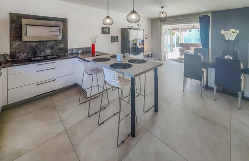 Nissan-lez-Enserune House | Enjoy a wonderful vacation in this comfortable vacation home with pool.