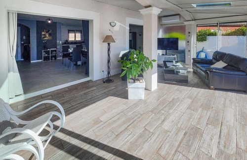 Nissan-lez-Enserune House | Enjoy a wonderful vacation in this comfortable vacation home with pool.