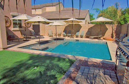 Centerra House | Enjoy a1940s Sentimental Journey-3 BDR-2BATH-Budget Friendly! 1/2 mi GdBalPk