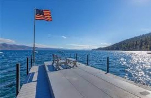 Lincoln Park House | Enjoy an Amazing Water view and Amenities PLUS!