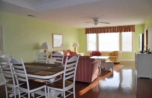 Wildwood Condo | Enjoy beautiful bay sunsets in this Marina Bay rental